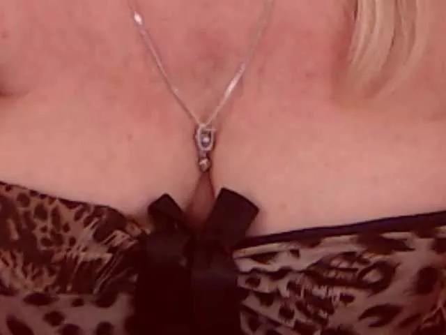 AlanaRichards on BongaCams 