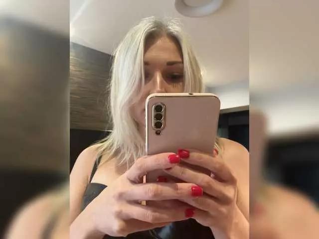 Evalovesroses on BongaCams