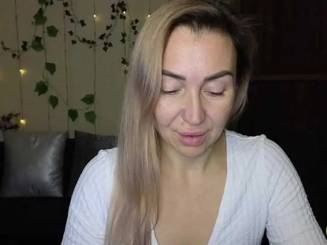 Jullyblondkiss on BongaCams 