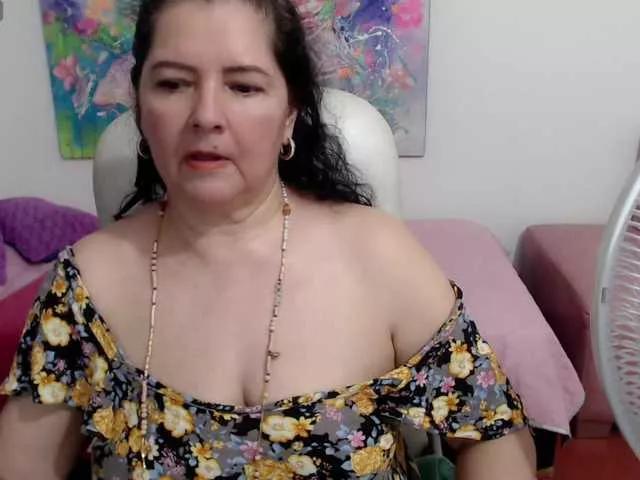 leonela on BongaCams