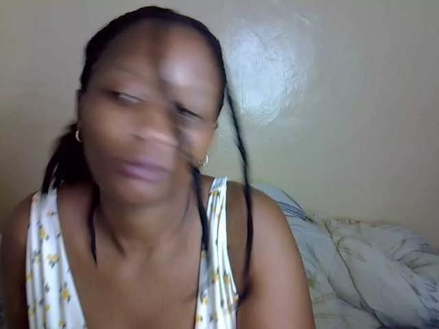 Sexxyqueenss on BongaCams