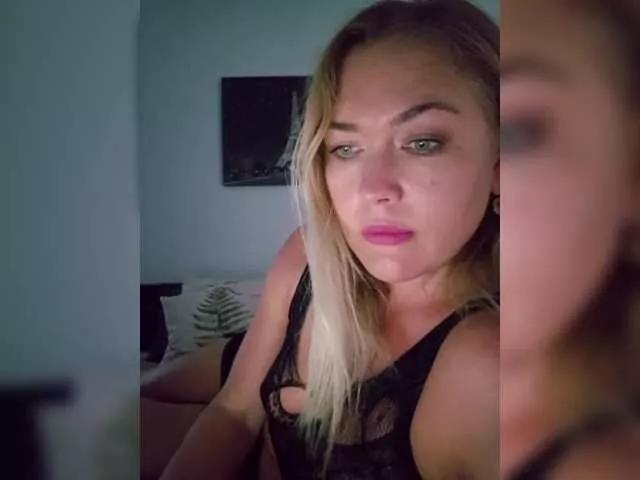 Yesenia-1 on BongaCams 