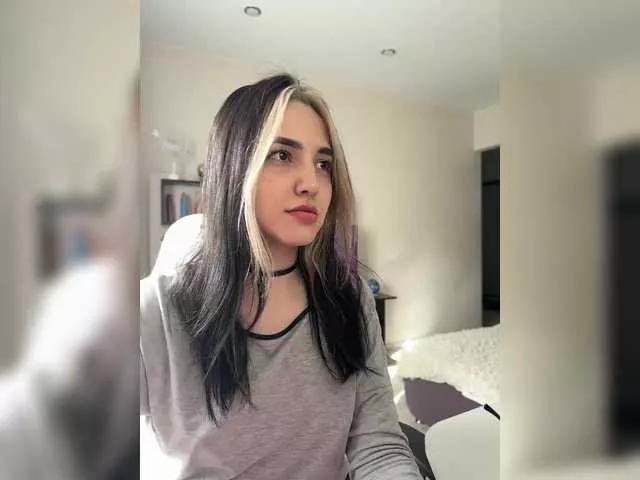 YoloLove on BongaCams 