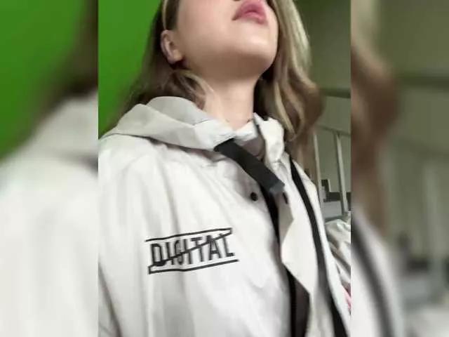 YoloLove on BongaCams 
