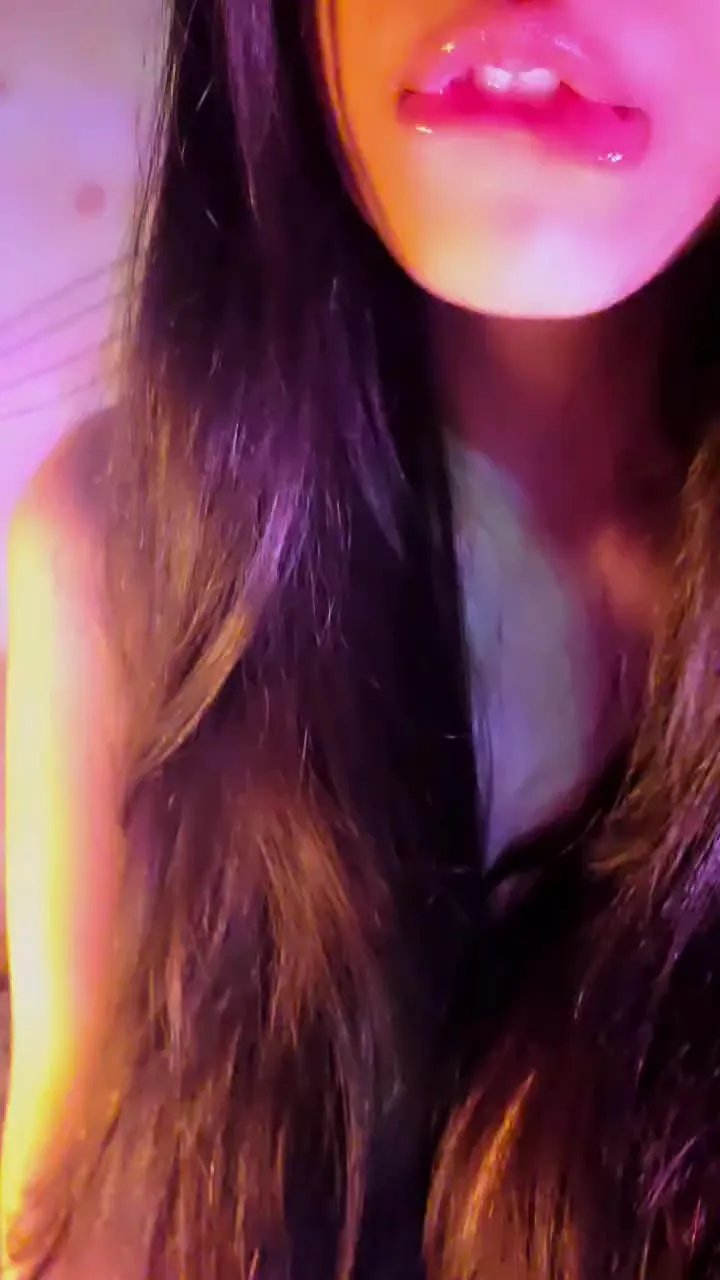 Aloneathome22 on Cam4