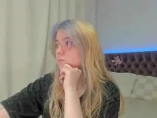 ellamayers on CamSoda 