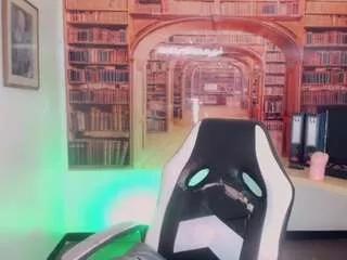 emeli-roushot on CamSoda 