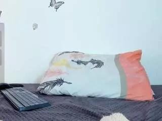 emma-rogerss on CamSoda 
