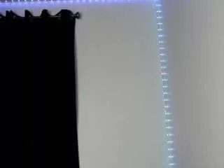 emmarosebvip on CamSoda