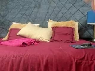janna-rousse3 on CamSoda 
