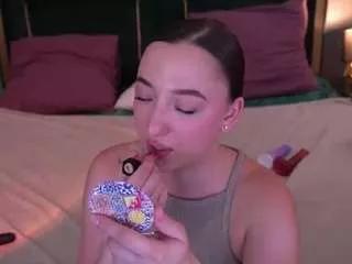 monamourr on CamSoda
