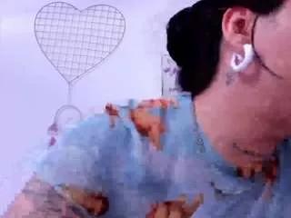 sara-rouge on CamSoda 