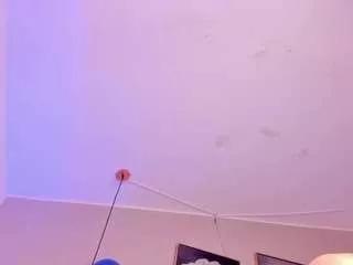 saraa-blonde on CamSoda 