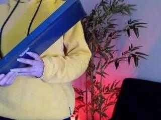 saraa-doll on CamSoda 