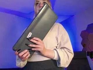 saraa-doll on CamSoda 