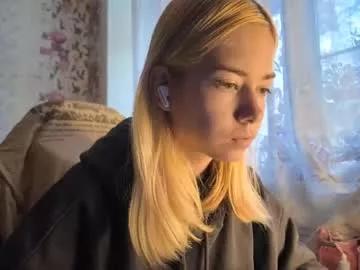 Freechat dinorahmroczkowski on Chaturbate