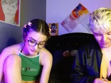 mackenziemoon on Chaturbate