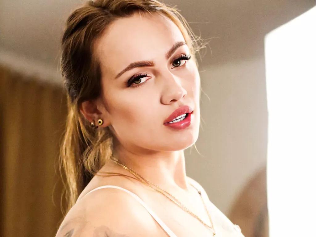 LuciaLyone on LiveJasmin
