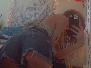 Halleheartly98 on Streamate 