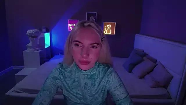 AnneTenet on StripChat 
