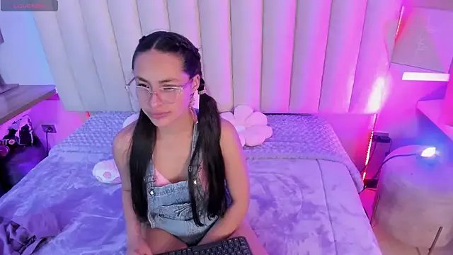 Annie__2 on StripChat 