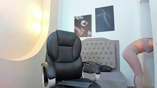 arianna_000 on StripChat 