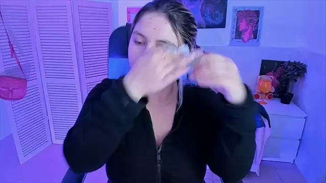 DiaAngell on StripChat 