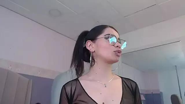 Emerald_gh on StripChat