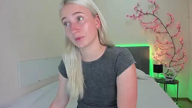 HollyTailors on StripChat 