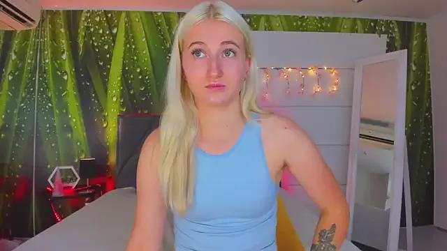 HollyTailors on StripChat 