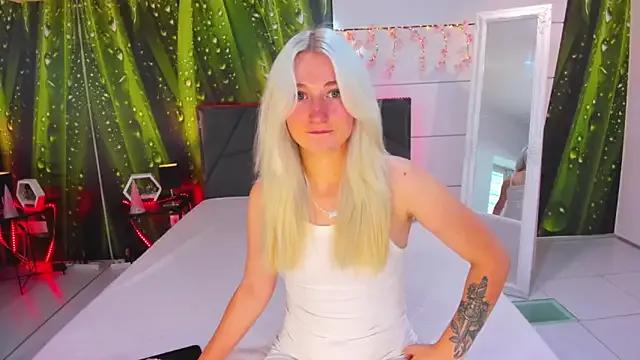 HollyTailors on StripChat 