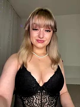 Queen_in_touch on StripChat 