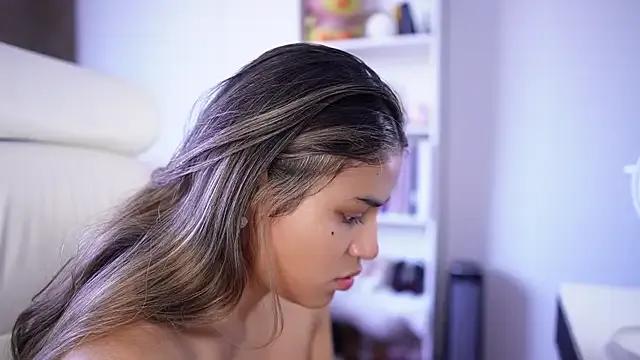 SaraParisi on StripChat 